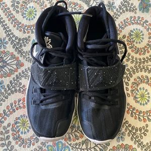 Kyrie 6 Nike Basketball shoes size 7 youth in VGUC